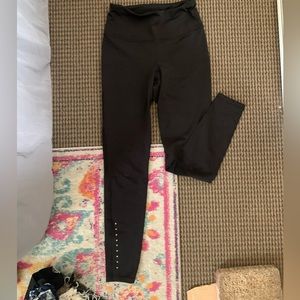Old Navy Active size M black leggings no pockets with mesh on back